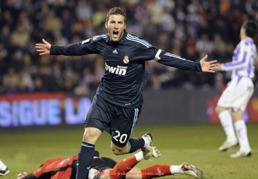 JRS低调看球-法甲巴黎球衣广告：分析巴黎圣日耳曼球衣上的广告合作与商业价值